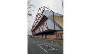 Durante la partita del campionato di terza divisione tra Bradford City e Lincoln City, un incendio è scoppiato nel settore G dello stadio dopo 40 minuti