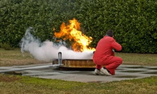 La partecipazione nel processo di combustione dei materiali varia in base alla loro proprietà chimica e alle condizioni di installazione per il loro impiego