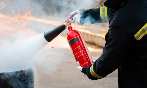 operatore spegne un incendio utilizzando un estintore operatore spegne un incendio utilizzando un estintore