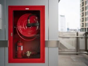 cassetta rossa con dentro un naspo antincendio