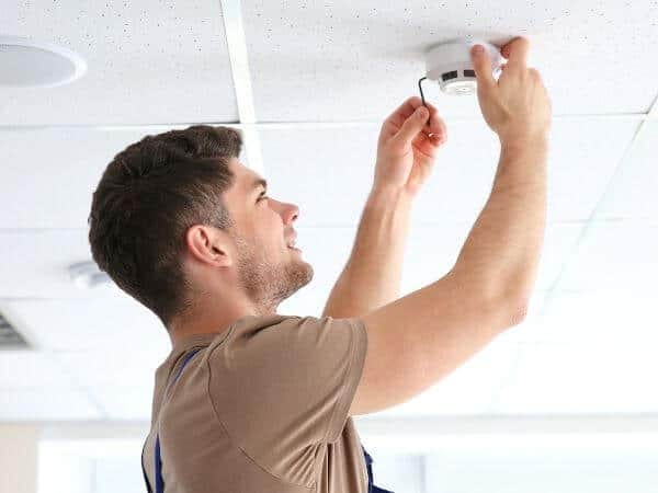 operatore durante l'installazione di un sistema antincendio operatore durante l'installazione di un sistema antincendio