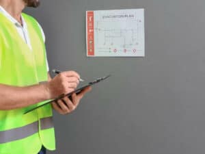 operatore durante il controllo del piano di evacuazione di un edificio operatore durante il controllo del piano di evacuazione di un edificio