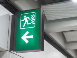 segnaletica di sicurezza all'interno di un edificio segnaletica di sicurezza all'interno di un edificio
