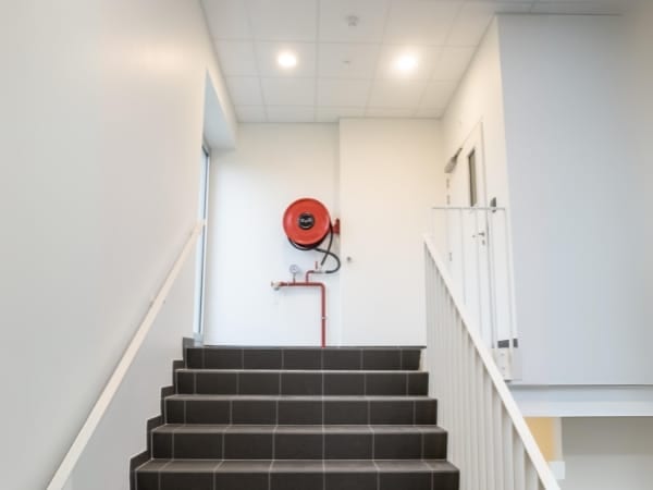 Naspo antincendio posizionato in un vano scale per un facile accesso.