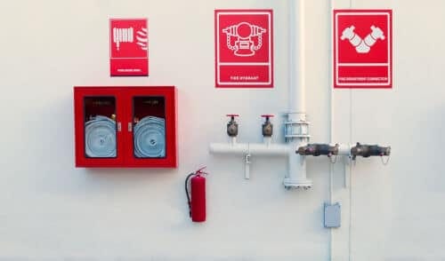 dispositivi antincendio sulla patere di un edificio dispositivi antincendio sulla patere di un edificio