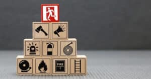 immagine con piramide formata da segnaletica per regole antincendio