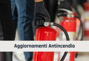 estintori e persone per aggiornamenti antincendio